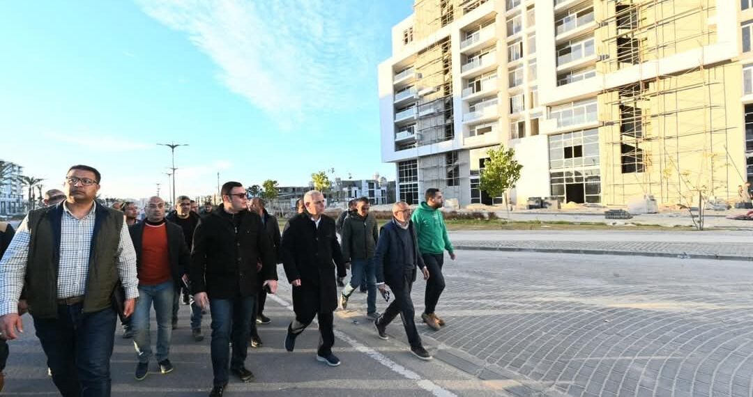 وزير الإسكان يتفقد “كمبوند مزارين” وطريق البوليفار بالعلمين الجديدة ويوجه بضرورة المتابعة اليومية لسير الأعمال وضغط معدلات التنفيذ