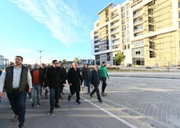 وزير الإسكان يتفقد “كمبوند مزارين” وطريق البوليفار بالعلمين الجديدة ويوجه بضرورة المتابعة اليومية لسير الأعمال وضغط معدلات التنفيذ