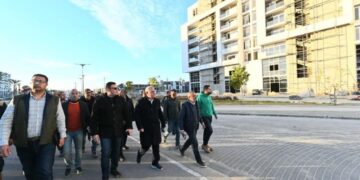 وزير الإسكان يتفقد “كمبوند مزارين” وطريق البوليفار بالعلمين الجديدة ويوجه بضرورة المتابعة اليومية لسير الأعمال وضغط معدلات التنفيذ