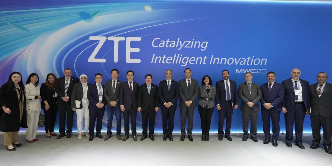 وزير الاتصالات يبحث مع مسئولى شركات عالمية الاستثمار فى مصر فى مجالات التعهيد والبنية التحتية الرقمية