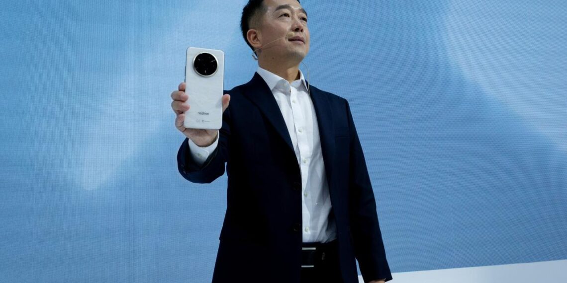 ريلمي تطلق أول هاتف في العالم يتغير لونه استجابة للبرودة