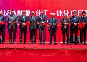 رئيس اقتصادية قناة السويس يشهد وضع حجر أساس مشروع “بيفار” لإنتاج الكلور القلوي بالمنطقة الصناعية بالسخنة