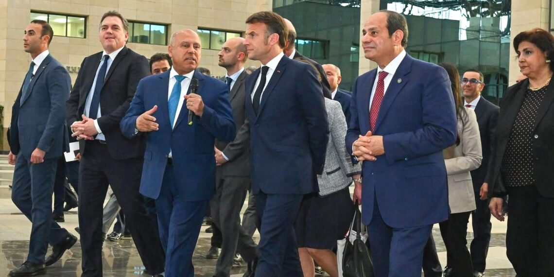 السيسي وماكرون في زيارة لمحطة عدلي منصور