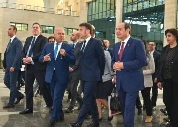 السيسي وماكرون في زيارة لمحطة عدلي منصور