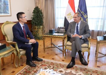 وزير الاتصالات يلتقى الرئيس التنفيذى الجديد لشركة هواوى مصر