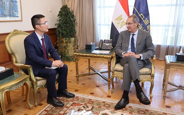 وزير الاتصالات يلتقى الرئيس التنفيذى الجديد لشركة هواوى مصر