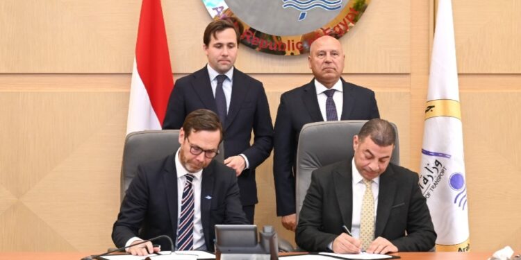 وزير الصناعة والنقل يبحث مع نظيره السويدي التوسع في توطين صناعات الاتوبيسات الكهربائية في مصر
