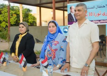 عبير عصام تكرم 50 طالب وطالبة من أوائل الشهادة الابتدائية والإعدادية بالمحافظة وتنعي شهيدات لقمة العيش : “زهرات الوطن”