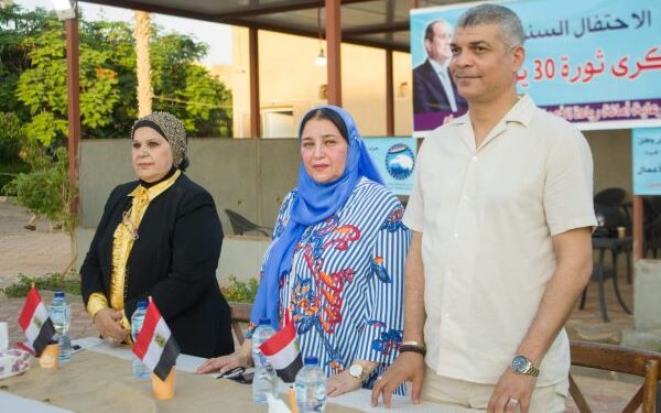 عبير عصام تكرم 50 طالب وطالبة من أوائل الشهادة الابتدائية والإعدادية بالمحافظة وتنعي شهيدات لقمة العيش : “زهرات الوطن”