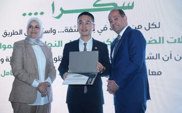 وزير المالية يكرّم شركة هواوي مصر بمنحها شهادة تقدير (الممول الملتزم ضريبياً)