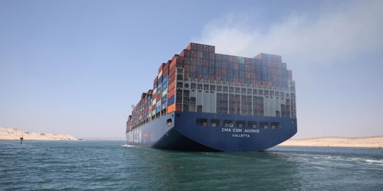 قناة السويس تشهد عبور سفينة الحاويات العملاقة CMA CGM JULES VERNE ضمن قافلة الشمال بحمولة 180 ألف طن