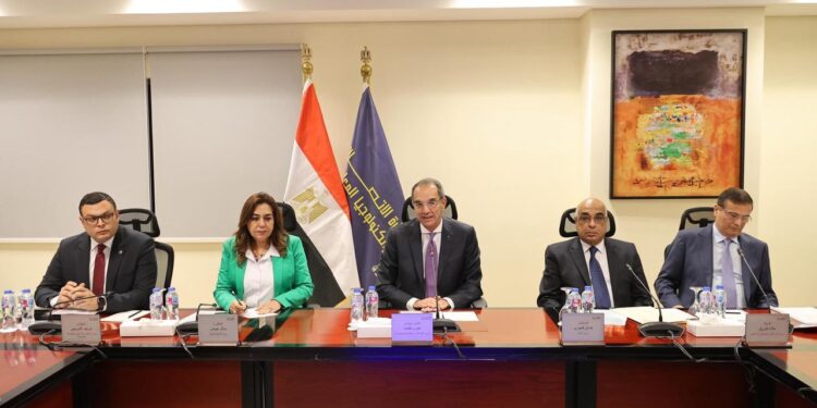 وزراء الاتصالات والتنمية المحلية والعدل والإسكان والزراعة يجتمعون لمتابعة الموقف الحالى لمنظومة الرقم القومى العقارى