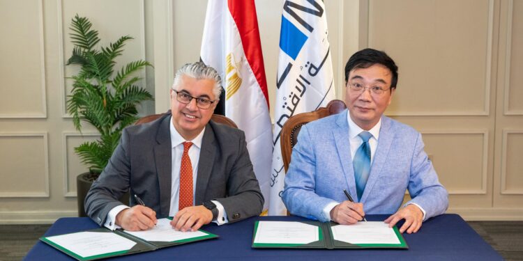 توقيع عقد مشروع شركة “كومفلى هونج كونج” الصينية لصناعة حقائب السفر بمنطقة القنطرة غرب