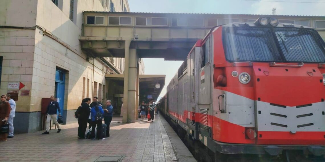 وزير النقل يتابع انتظام العمل بمرافق النقل والمواصلات