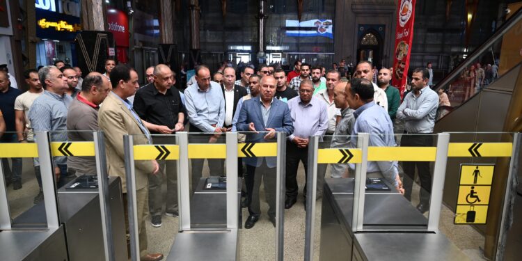  وزير النقل يتابع انتظام وانضباط العمل بمحطة مصر للسكة الحديد وتقديم اعلى مستويات الخدمة لجمهور الركاب