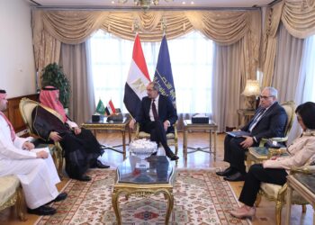 وزير الاتصالات يبحث مع السفير  السعودي لدى مصر فتح آفاق جديدة للتعاون بين البلدين فى مجالات الاتصالات وتكنولوجيا المعلومات