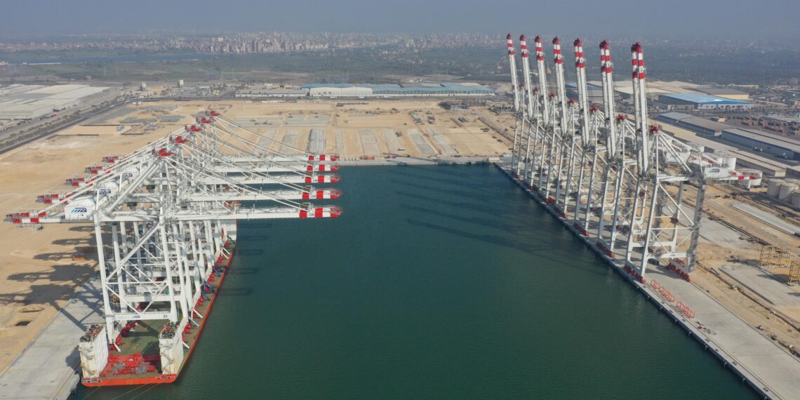 وزير النقل: ميناء دمياط يستقبل 5 أوناش رصيف عملاقة من أوناش ( STS )