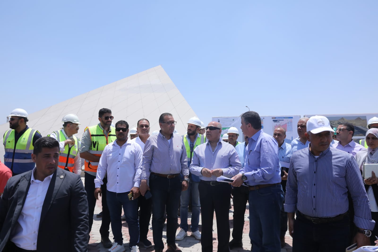 وزير النقل: العمل على مدار الساعة بالطريق الدائري لتقديم اعلى مستويات الخدمة للمواطنين و الظهور بالشكل المميز امام ضيوف مصر خلال الاحتفال بافتتاح المتحف المصري الكبير