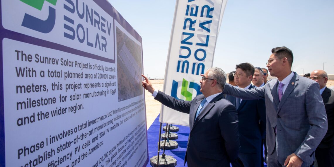 وضع حجر الأساس لمجمع صناعي متكامل لإنتاج مستلزمات الطاقة الشمسية بالسخنة