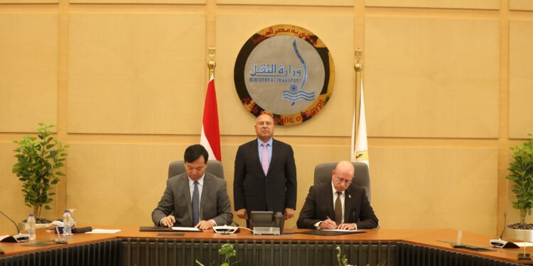 توقيع عقد بناء سفينتين جديدتين من سفن الصب الجاف العملاقة من طراز KAMSARMAX بين شركة الملاحة الوطنية وترسانة هانتونج الصينية