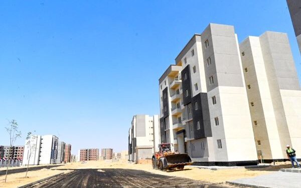 وزير الإسكان يتفقد وحدات المبادرة الرئاسية “سكن لكل المصريين” ومحطة مياه بمدينة أكتوبر الجديدة