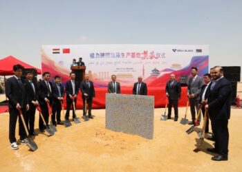 وضع حجر أساس مشروع “ديلي إيجيبت” للمنتجات الزجاجية المنزلية بالسخنة