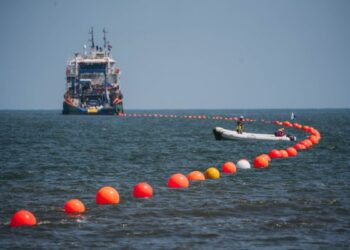 المصرية للاتصالات تنتهي من عمليات الإنزال ومسارات العبور الخاصة بالكابل البحري SEA-ME-WE-6 في مصر