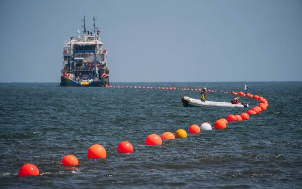 المصرية للاتصالات تنتهي من عمليات الإنزال ومسارات العبور الخاصة بالكابل البحري SEA-ME-WE-6 في مصر