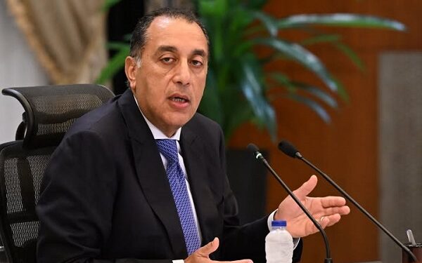 قبول استقالة وزيرة البيئة وتكليف وزيرة التنمية المحلية بالقيام بمهام وزير البيئة مؤقتاً