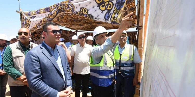 وزير الإسكان يوجه بإعداد تقرير حول موقف الأراضي على جانبي المحور المركزي بمدينة السادات
