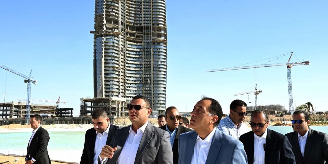 رئيس الوزراء يتفقد أعمال مشروعات “أبراج الداون تاون” و”داون تاون لاجون” بمدينة العلمين الجديدة