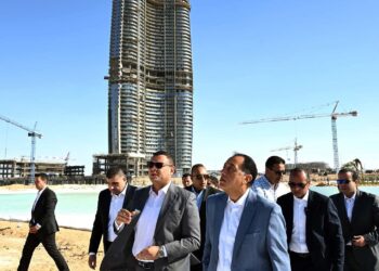 رئيس الوزراء يتفقد أعمال مشروعات “أبراج الداون تاون” و”داون تاون لاجون” بمدينة العلمين الجديدة