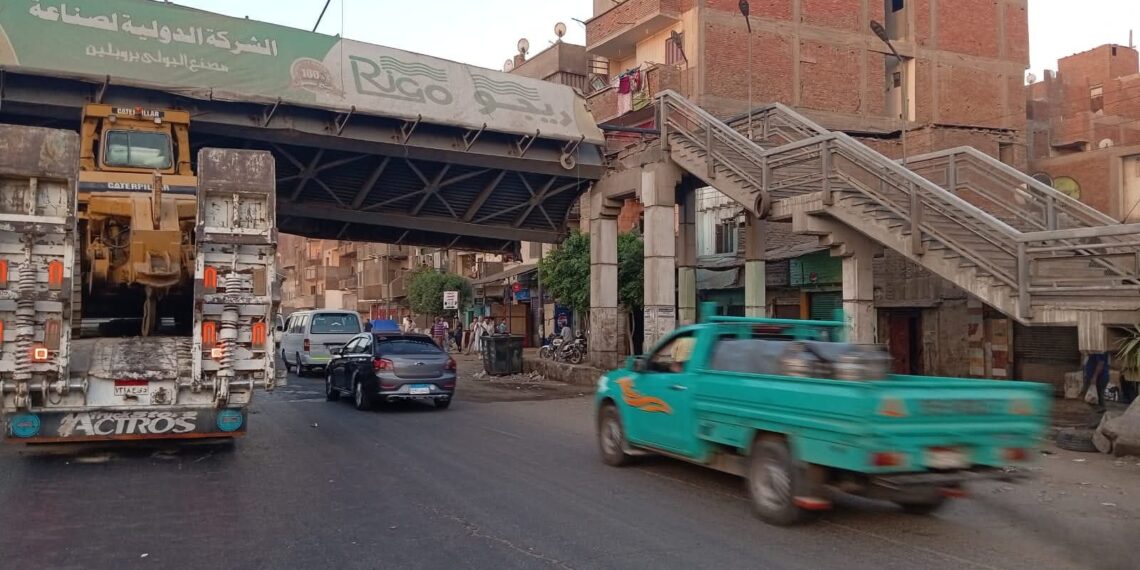 اصطدام تريلا محملة ببلدوزر بارتفاع أكبر من الارتفاع المقرر للعبور من الكوبري بالمشاية المعدنية لكوبري المشاه