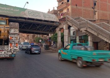 اصطدام تريلا محملة ببلدوزر بارتفاع أكبر من الارتفاع المقرر للعبور من الكوبري بالمشاية المعدنية لكوبري المشاه