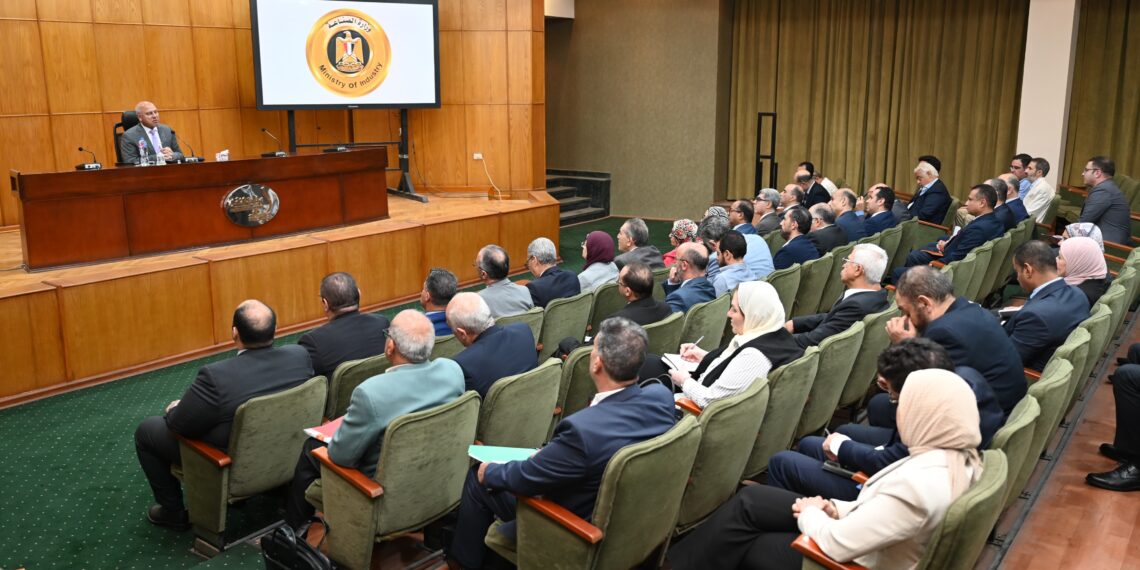 وزير الصناعة ضرورة العمل مع منتجي الأسمنت على سرعة تشغيل خطوط الإنتاج المتوقفة خلال شهر كحد أقصى