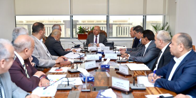 وزير النقل يتابع الموقف التنفيذي لمشروع انشاء المجمع الصناعي لإنتاج الوحدات المتحركة للسكك الحديدية
