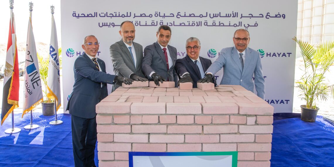 وضع حجر أساس خطوط إنتاج جديدة لمصنع “حياة إيجيبت” التركي للمنتجات الصحية بالسخنة