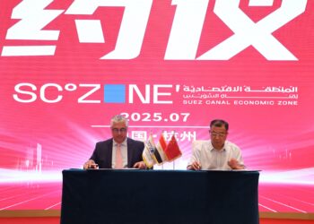 رئيس اقتصادية قناة السويس يوقع 3 عقود صناعية جديدة مع شركات صينية في قطاع الملابس والمنسوجات بمدينة هانغتشو الصينية
