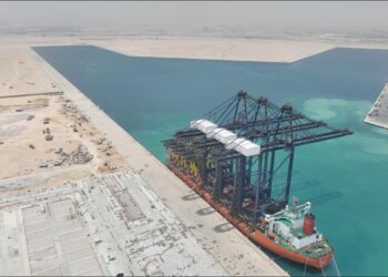 وصول  3 أوناش رصيف عملاقة من أوناش ( STS ) و 12 ونش ساحة أوتوماتيكي (RTG Cranes) لميناء السخنة