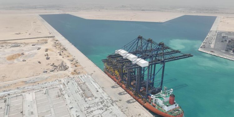 وصول  3 أوناش رصيف عملاقة من أوناش ( STS ) و 12 ونش ساحة أوتوماتيكي (RTG Cranes) لميناء السخنة