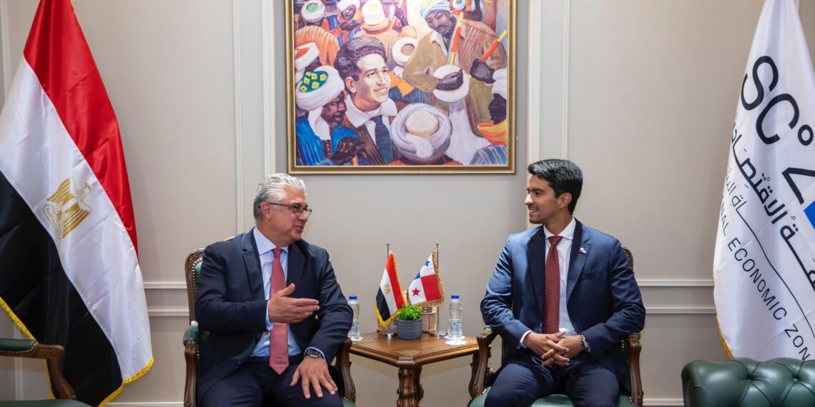 رئيس اقتصادية قناة السويس يبحث مع  سفير بنما بالقاهرة التعاون في مجالات النقل البحري والخدمات اللوجستية
