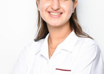 فتاه عربيه تبتكر جهاز ذكي يعمل بتقنيات الذكاء الاصطناعي لفرز النفايات تلقائياً