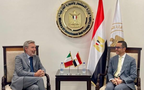 وزير الاستثمار يبحث مع سفير إيطاليا بالقاهرة تعزيز العلاقات الاقتصادية بين البلدين
