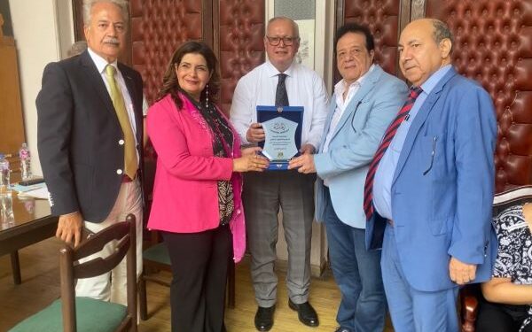 منظمة تضامن الشعوب الأفرو آسيوية تكرم الدكتور عاطف عبد اللطيف رئيس جمعية مسافرون للسياحة