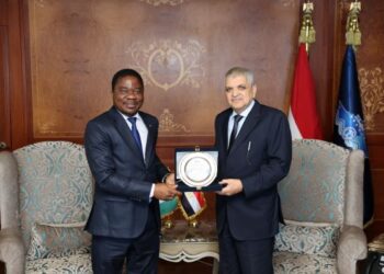 رئيس هيئة قناة السويس يبحث التعاون الثنائي مع السفير الإيفواري في مجالات تطوير الموانئ والتدريب