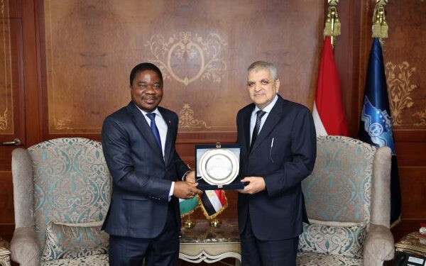 رئيس هيئة قناة السويس يبحث التعاون الثنائي مع السفير الإيفواري في مجالات تطوير الموانئ والتدريب