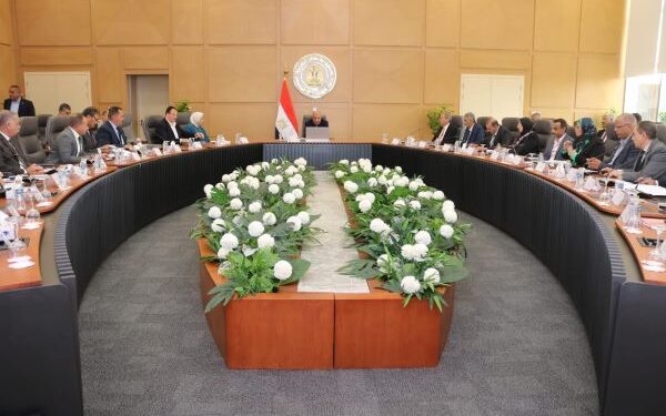 استمرار العمل على تطوير الشبكة القومية للكهرباء وتعزيز قدرتها على استيعاب زيادة الأحمال