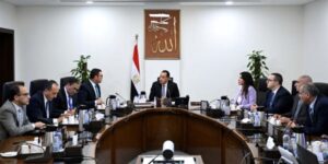 رئيس الوزراء يتابع مع وزير الإسكان موقف "سكن لكل المصريين"