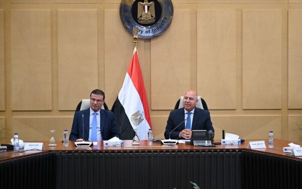 وزيرا الصناعة والزراعة يبحثان التوسع في تصنيع الزبيب وتوطين صناعة الكتان 