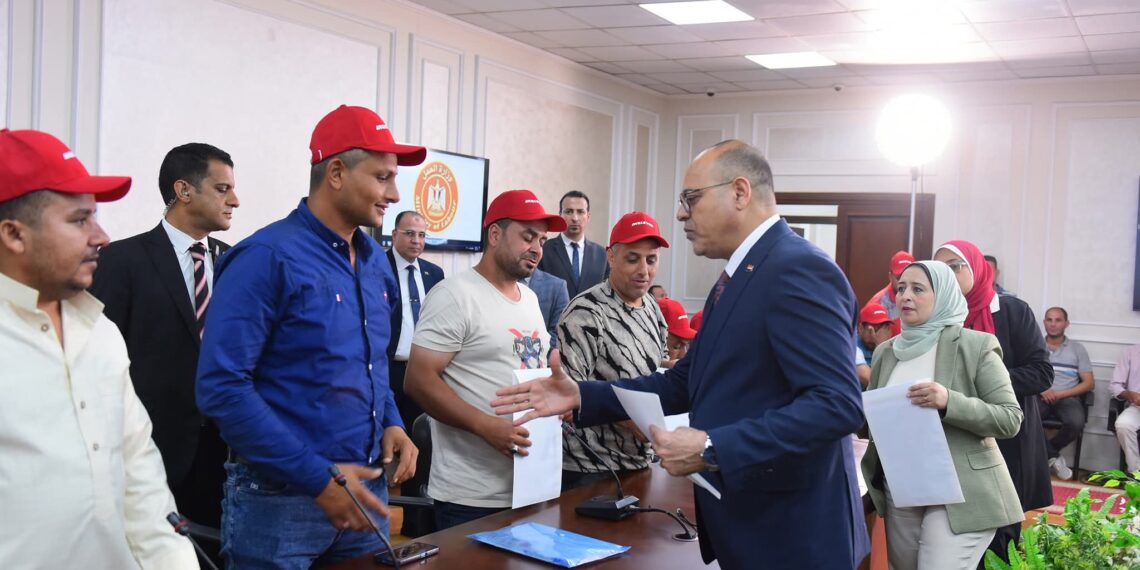 وزير العمل يُسلم عقود عمل جديدة لكوادر مصرية
